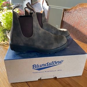 LIKE NEW Blundstone 585 Boots